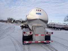Rear view of Wabash bolster-style food grade tank for bulk liquid transport