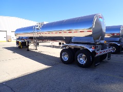 Left corner rear view of Wabash bolster-style 3A sanitary tank for bulk liquid transport